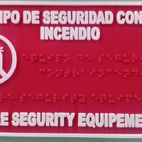 Señalética: Equipo de seguridad contra incendio - Braille
